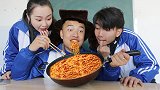 阿宝天天蹭吃同学零食被孤立，为挽回友谊请同学吃火鸡面，太逗了