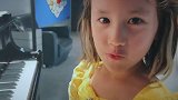 多妹边弹边唱 边弹边唱，特别好听真的好可爱！娱乐播报台