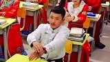 中学生们课间跳起了蒙古舞