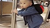 1岁半的儿子发现了什么，怎么是这种举动？像极了爱情