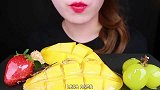 美女试吃晴王葡萄糖葫芦、芒果糖葫芦、草莓糖葫芦