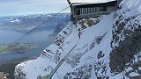 这样玩荡秋千才刺激，万一掉下去了，会不会引发雪崩？