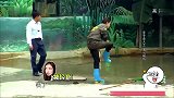 倪妮去鳄鱼跟前打扫，突然鳄鱼张开大口咬，太吓人了