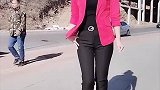 公园街拍：小姐姐真会打扮，红西服配修身裤，时尚干练