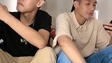 男生之间的冷战，俩人坐在一起，还能各玩各的
