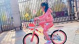 李小璐甜馨公园骑自行车，大眼汪汪超水灵，人比桃花还美！