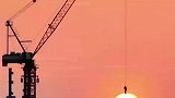 摄影师运用无人机，把塔吊与落日构成绝美景象