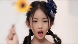 龙凤胎妹妹表演山里红,这一抹笑真的太迷人了,到哪儿都是焦点