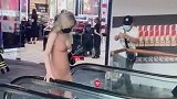 旁边的大哥是准备私藏吗