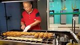 老妈推荐的路边红豆饼确实好吃，用料超实在，良心经营才能生意好