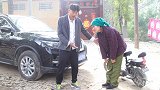 农村大妈骑车去医院，无意撞到路边豪车，男车主回来了