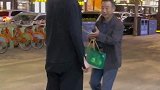 小伙捡到手机归还失主，大爷拎奶感谢