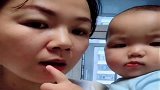 儿子才不到一岁，只要一凶他，他就这样做，为娘真是拿你没办法！