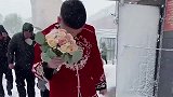 大喜的日子婚车无法进入，帅气的新郎冒着大雪，走路来接媳妇！
