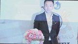 汪小菲离婚风波后，首现身与好友街边热聊大笑心情好