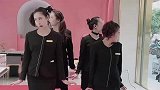 一群长相清丽的销售员,不惜扮丑表演才艺,不过是为了流量罢了