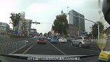 白色大众跟在洒水车后面,记录仪拍下这搞笑的一幕!网友笑哭了