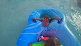 宝宝在水上乐园玩的可开心了,还勇敢的去尝试潜水