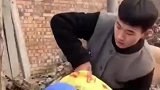 返乡大学生帮爷爷扛玉米