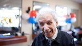 世界最高龄理发师去世 享年108岁