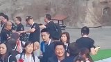 吴京路过成龙身边没看见成龙，成龙竟秒追了上去，吴京表情惊了！