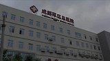 女儿被病痛折磨，躺在病床上苦不堪言，父亲看着心如刀绞！