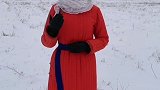 草原姑娘站在雪地里唱了一首《草原恋》，一开口就爱上了