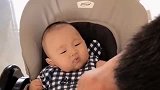 爸爸喂小宝宝吃饭，接下来宝宝的表情好逗，这是在嫌弃爸爸吗？