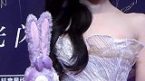 赵露思拿星黛露走红毯 关晓彤黑天鹅造型  黑白造型，你被谁美到了？星动之夜