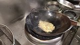 广东“炒米粉”，粤菜大厨教你加一味料，在家也能炒出饭店的味道