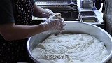 50岁大妈卖街头小吃，捞起面泥就是一捏，食客们每天排着队购买