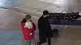 顾客戴上面具躺床上休息，过往路人一脸惊呆