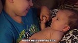 3岁哥哥非要唱歌哄妹妹开心，这歌声妹妹都快哭了，看完不许笑