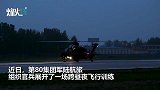帅！武直10夜幕下起飞 彩灯点缀战鹰超酷炫
