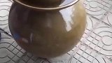 传统老坛泡菜，往坛子里丢着火的纸