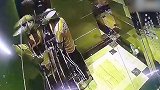 外卖小哥写保证书致歉电梯撒尿 美团回应：严肃处理