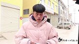 保姆反锁门给宝宝洗澡，夫妻俩好奇偷看大吃一惊