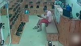 男子进店买鞋，要不是监控，谁敢相信他是这种人