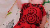 给小宝洗个澡回来，大宝就吸着大拇指睡着了