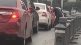 气筒打车胎，小伙子真的生猛