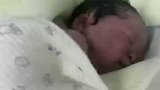 新生儿可以多萌，刚出生的小宝宝，给助产士比手势