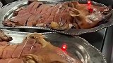 近日广东一饭店烤乳猪装上彩灯，氛围感十足