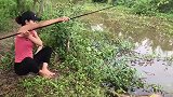 美女河边垂钓，大鱼一条一条的上钩，太过瘾了！