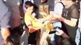 西甲-1617赛季-梅西玩完游艇上岸遭球迷围堵 专给小朋友签名-专题