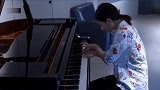 黄多多剪短发秀优越天鹅颈和完美锁骨像极了妈妈