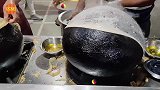 太牛了！印度人用大铁球烙煎饼，这手法不服都不行