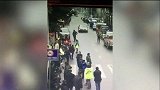 爆新鲜-20161222-重庆一轿车避让突然出现幼童冲进人行道
