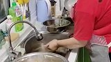 女儿远嫁，妈妈扒爬虾肉给他邮寄过去