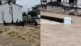 浙江杭州：受台风“烟花”影响萧山暴雨来袭，山洪冲入街道