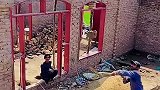 艺高人胆大，隔着墙抛砖头